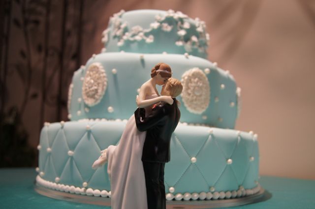 Classic and stunning cake with figurine to remember the beautiful day