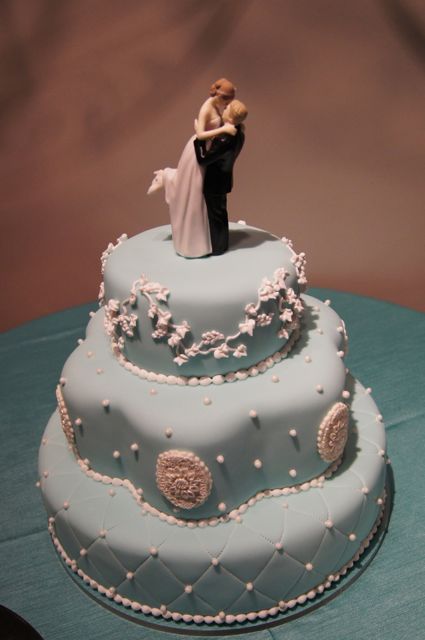 Wedding receptions in Salt Lake City can present elegant wedding cakes