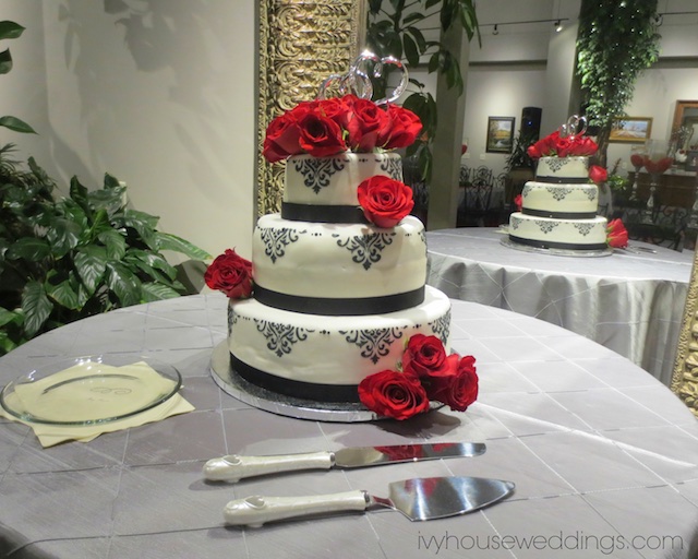 Red roses on cake in wedding venues in utah